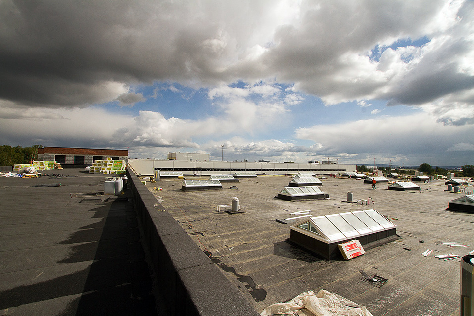 На стройплощадке кипит работа На стройплощадке кипит работа