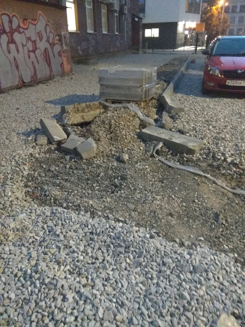 «Все сломали и ушли». Жильцы дома на Уралмаше пожаловались на благоустройство 3 «Все сломали и ушли». Жильцы дома на Уралмаше пожаловались на благоустройство 3