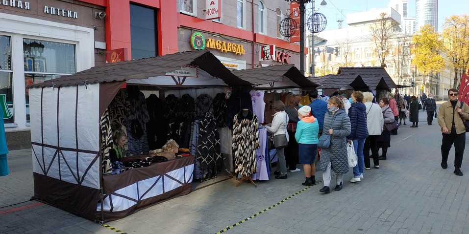 Ярмарка площадь 1905 года палатки. Ярмарка на площади 1905. Ярмарка площадь 1905 года палатки. Фотографии ярмарки на площади 1905 года в екатеринбурге. Ярмарка на площади 1905 года.