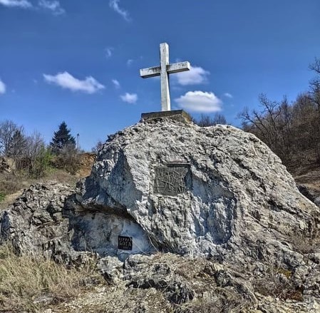 Крест и табличка Крест и табличка