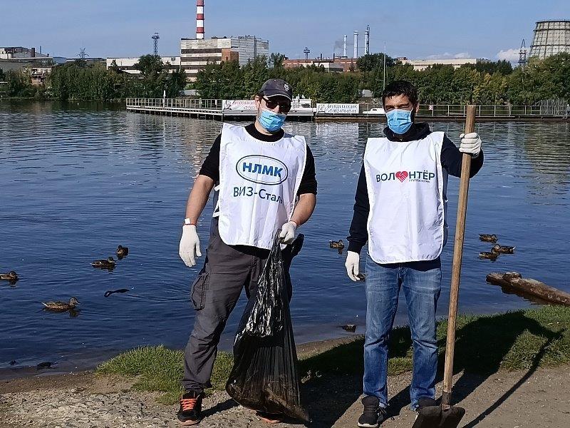 Волонтеры почистили берег Верх-Исетского пруда Волонтеры почистили берег Верх-Исетского пруда