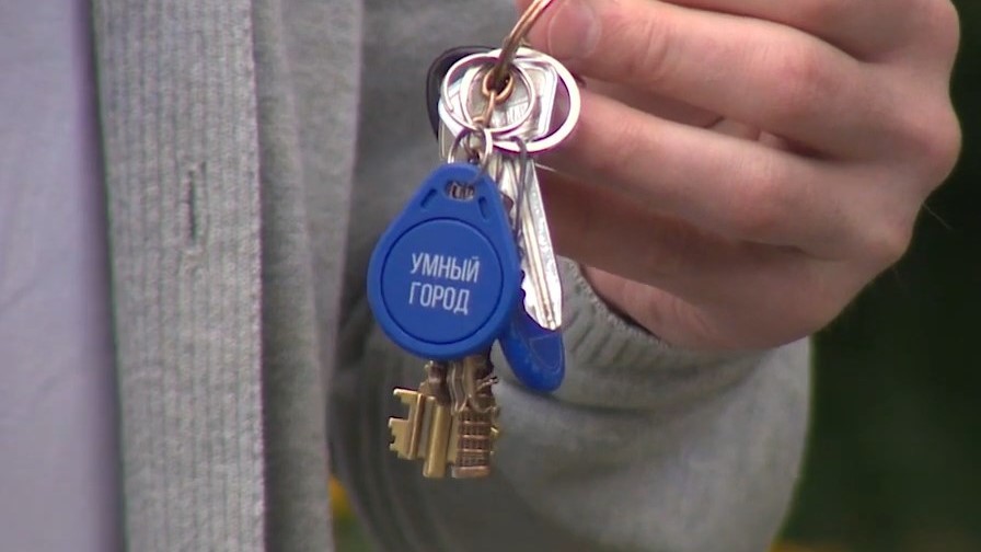 Ключи в кармане. Ключница с полкой и карманом. Ключница с полкой и карманом. Ключ от машины из кармана. В каком кармане ключ.