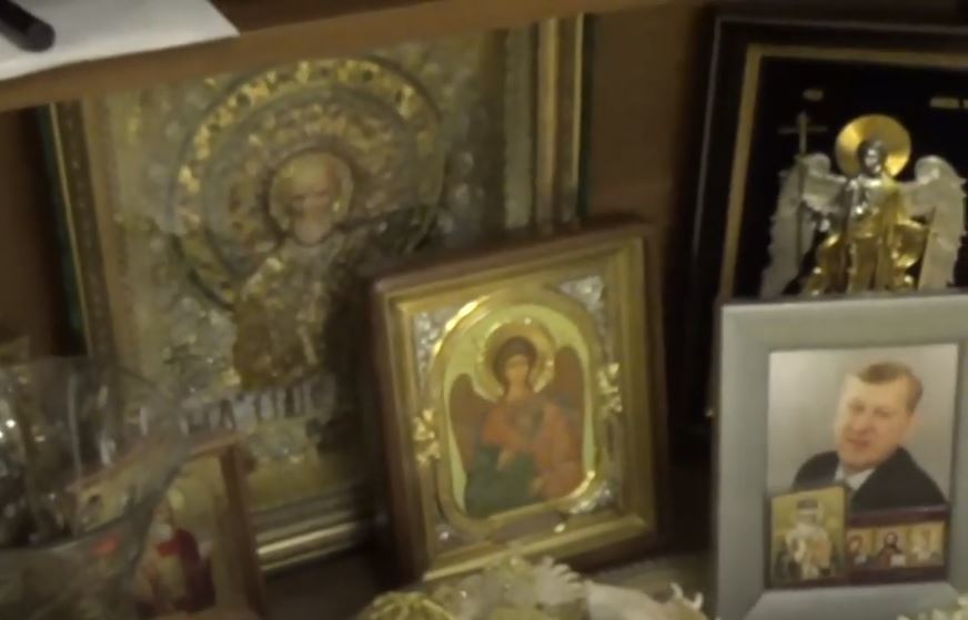 Иконы и пачки денег: в Сети появилось видео обыска в доме Евгения Тефтелева 1 Иконы и пачки денег: в Сети появилось видео обыска в доме Евгения Тефтелева 1