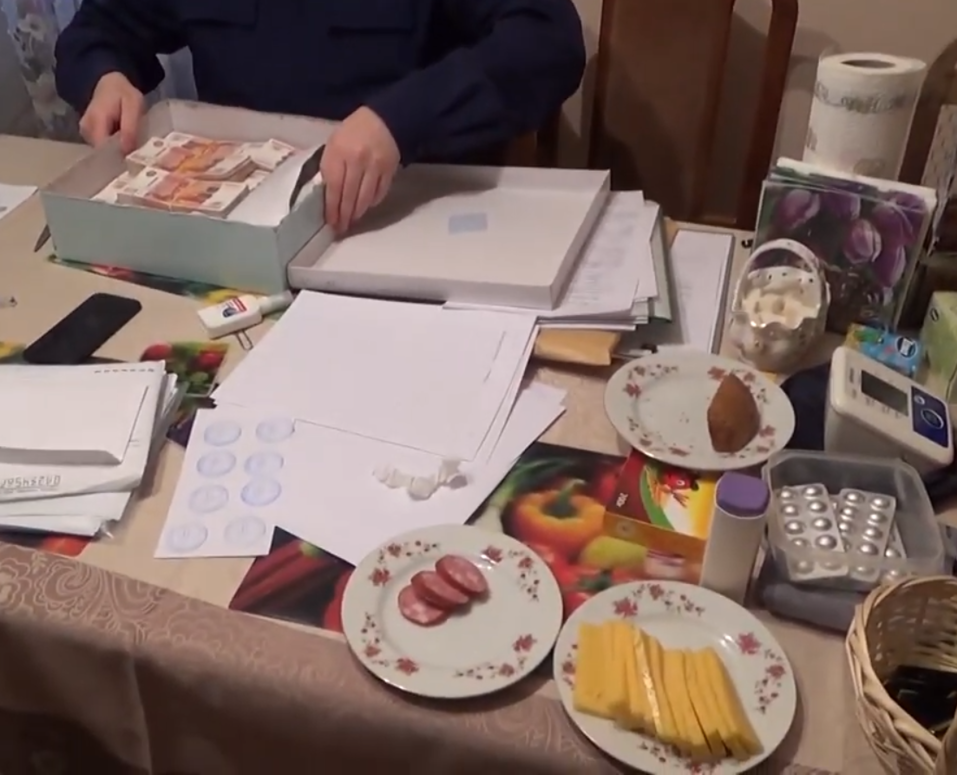 Иконы и пачки денег: в Сети появилось видео обыска в доме Евгения Тефтелева 3 Иконы и пачки денег: в Сети появилось видео обыска в доме Евгения Тефтелева 3