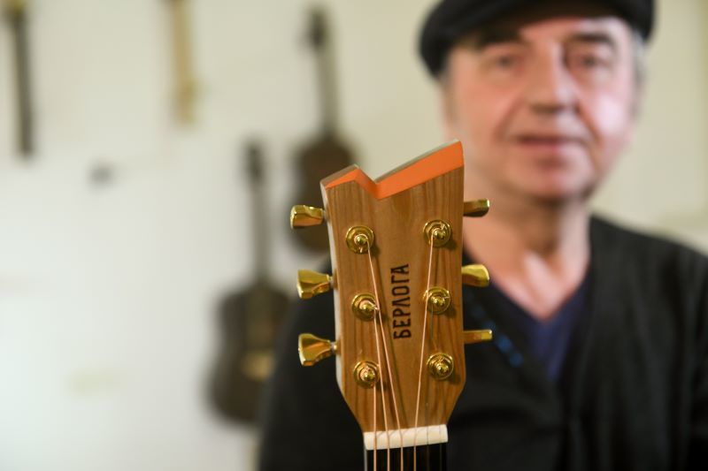 Гитара с птичкой Гитара с птичкой