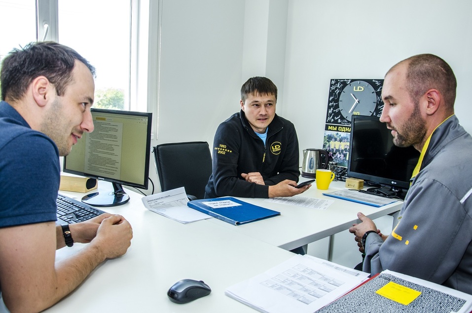 «Столько ночей с весны на заводе провели, что начинаешь уже уставать от слова «срочно» 6 «Столько ночей с весны на заводе провели, что начинаешь уже уставать от слова «срочно» 6