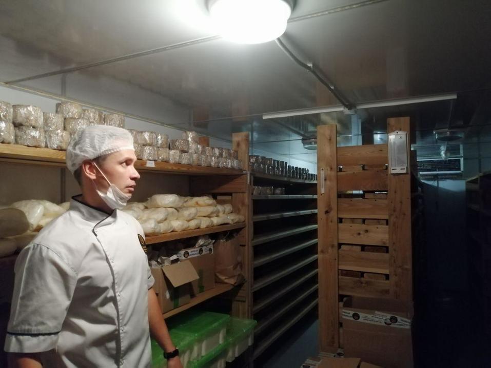 Максим Раев в сыроварне Максим Раев в сыроварне