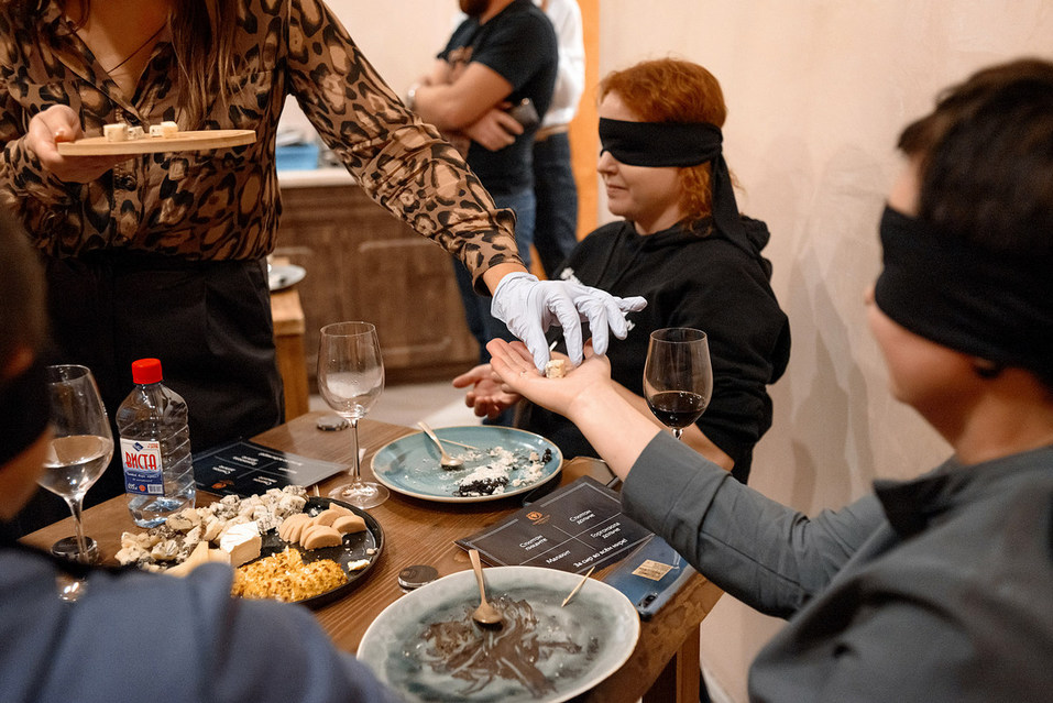 «Не только варим, но и учим правильно есть». Как производят английский сыр на Урале 4 «Не только варим, но и учим правильно есть». Как производят английский сыр на Урале 4