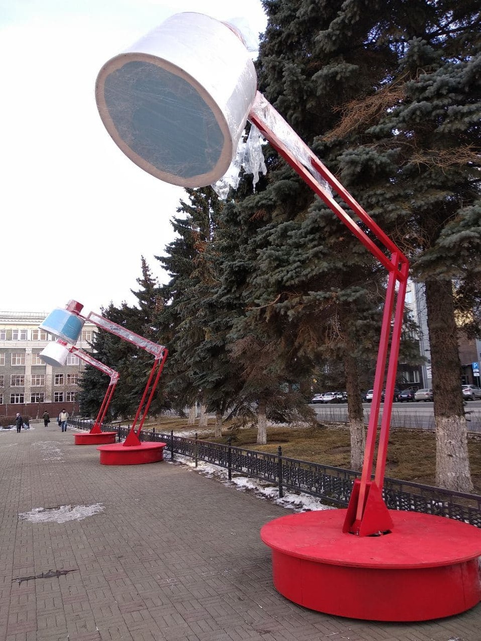 В центре Челябинска установили фонари в виде настольных ламп высотой в несколько метров 1 В центре Челябинска установили фонари в виде настольных ламп высотой в несколько метров 1