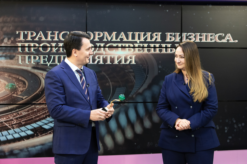 Юрий Окунев получает награду Юрий Окунев получает награду