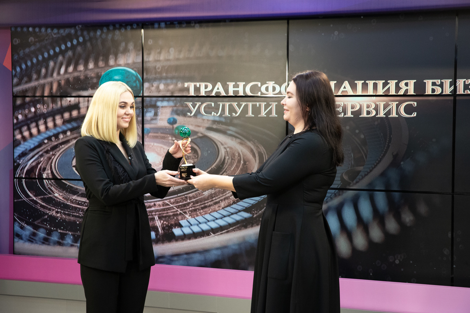 Вручение статуэтки Вручение статуэтки