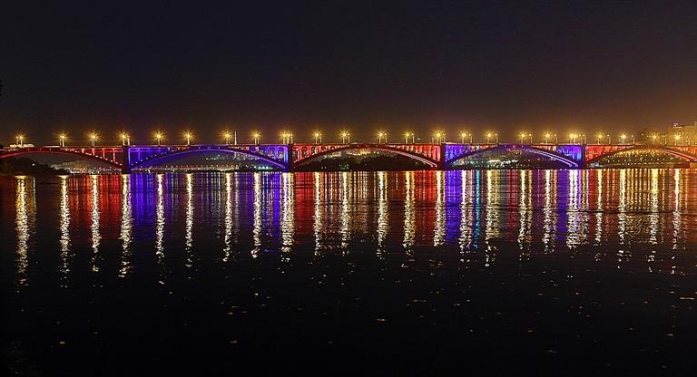 Красноярск включает иллюминацию в праздничном режиме
1 Красноярск включает иллюминацию в праздничном режиме
1