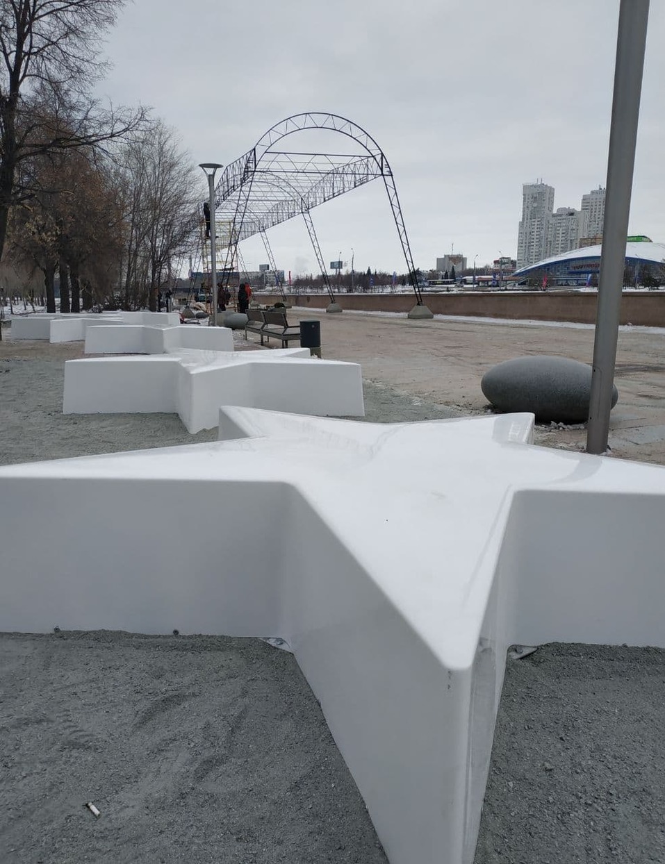 Световой тоннель и огромные звезды: как украшают в Челябинске набережную реки Миасс 1 Световой тоннель и огромные звезды: как украшают в Челябинске набережную реки Миасс 1