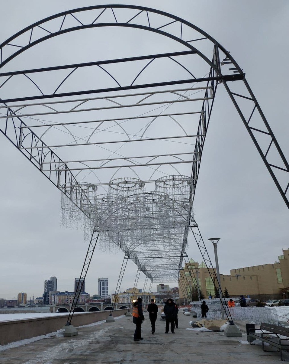 Световой тоннель и огромные звезды: как украшают в Челябинске набережную реки Миасс 2 Световой тоннель и огромные звезды: как украшают в Челябинске набережную реки Миасс 2