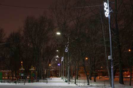 Для настроения и досуга: в сквере ЧКПЗ смонтировано освещение и залит каток 1 Для настроения и досуга: в сквере ЧКПЗ смонтировано освещение и залит каток 1