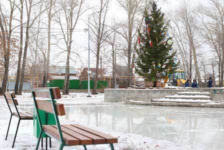 Для настроения и досуга: в сквере ЧКПЗ смонтировано освещение и залит каток 2 Для настроения и досуга: в сквере ЧКПЗ смонтировано освещение и залит каток 2