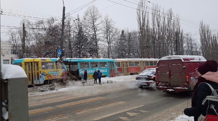 В Нижнем Новгороде трамвай сошел с рельсов и врезался в столб 1 В Нижнем Новгороде трамвай сошел с рельсов и врезался в столб 1