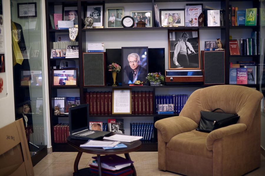 Любимое кресло С.С. Алексеева и портфель Любимое кресло С.С. Алексеева и портфель