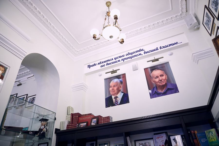 Надписи под потолком Надписи под потолком