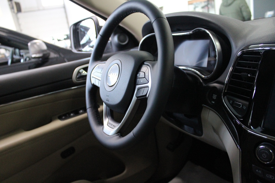 Драйв без лишних заморочек. Тестируем Jeep Grand Cherokee 4 Драйв без лишних заморочек. Тестируем Jeep Grand Cherokee 4