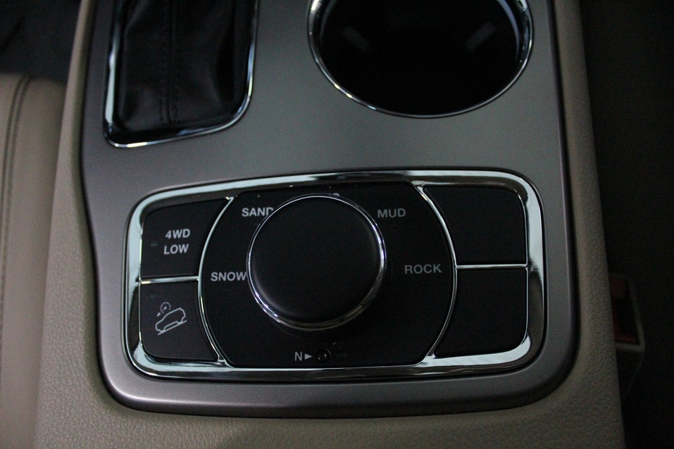 Драйв без лишних заморочек. Тестируем Jeep Grand Cherokee 5 Драйв без лишних заморочек. Тестируем Jeep Grand Cherokee 5