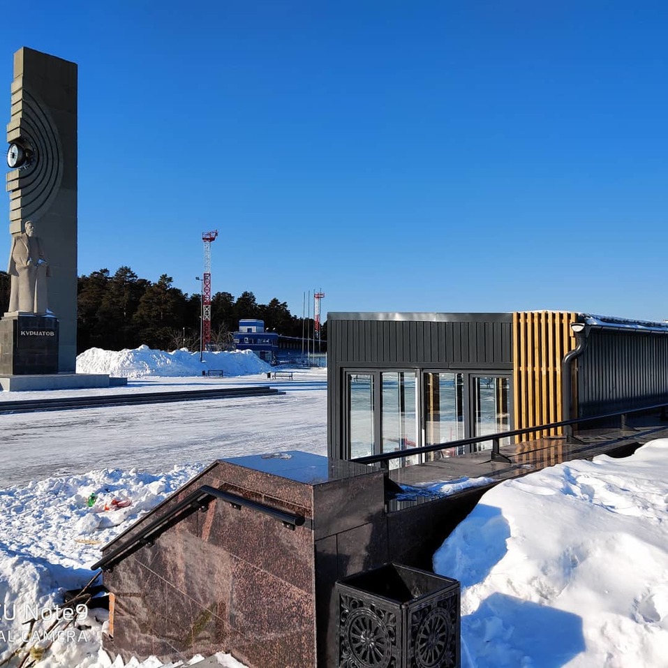 Ларьки возле памятника Курчатову продолжают строить, несмотря на запрет властей 1 Ларьки возле памятника Курчатову продолжают строить, несмотря на запрет властей 1