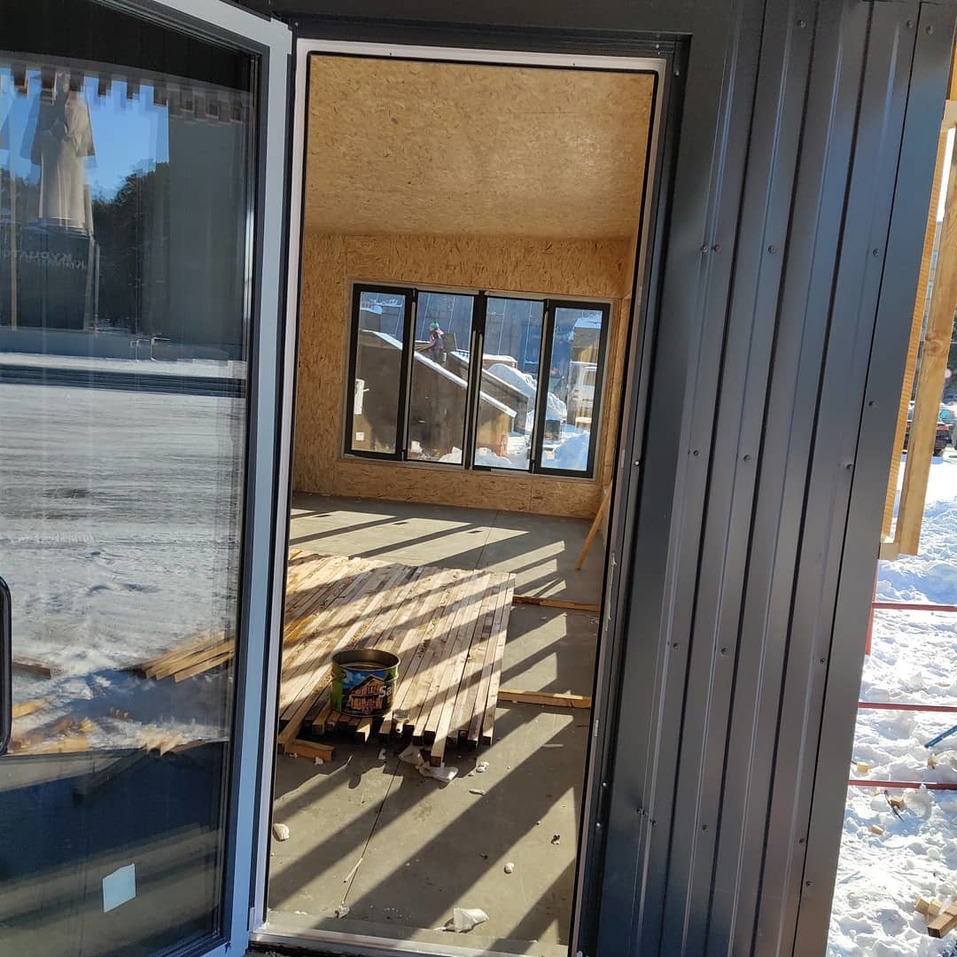 Ларьки возле памятника Курчатову продолжают строить, несмотря на запрет властей 2 Ларьки возле памятника Курчатову продолжают строить, несмотря на запрет властей 2