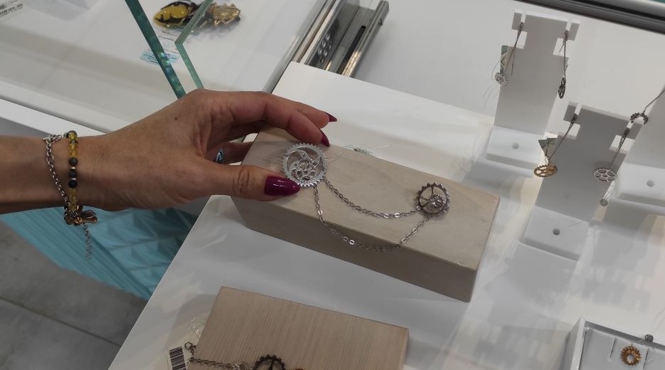 Брошь-шатлен Брошь-шатлен