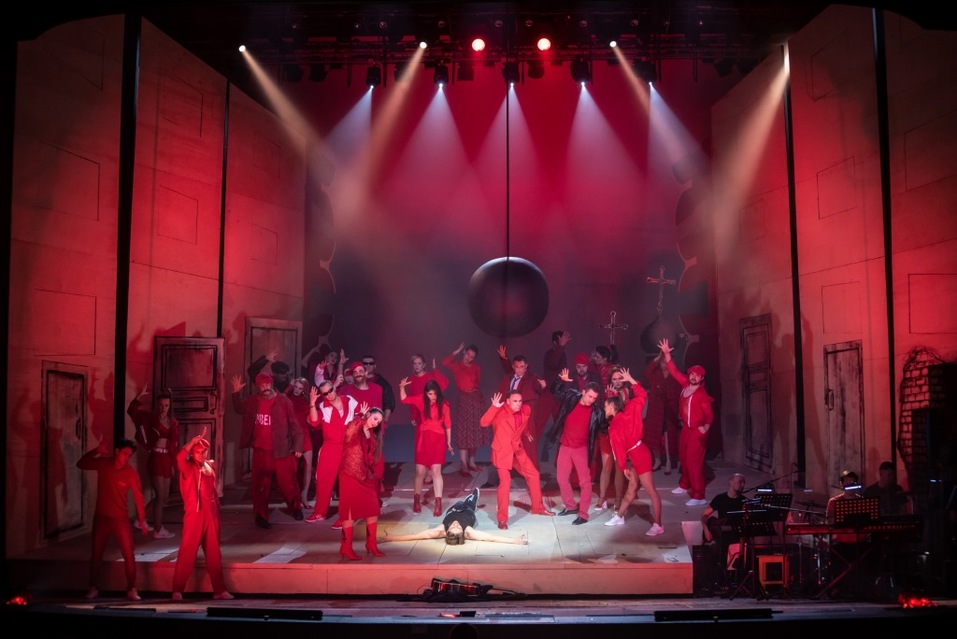 Социопатия, любовь-тирания, счастливая деревня — что Новосибирск увидит в апреле. Афиша 8 Социопатия, любовь-тирания, счастливая деревня — что Новосибирск увидит в апреле. Афиша 8