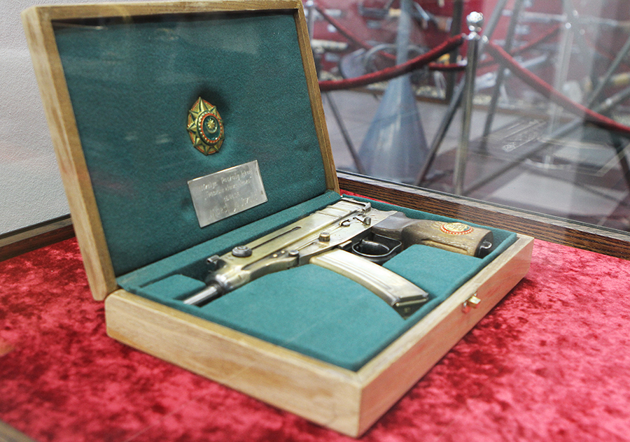 Подарок Джохара Дудаева защитнику Грозного Подарок Джохара Дудаева защитнику Грозного