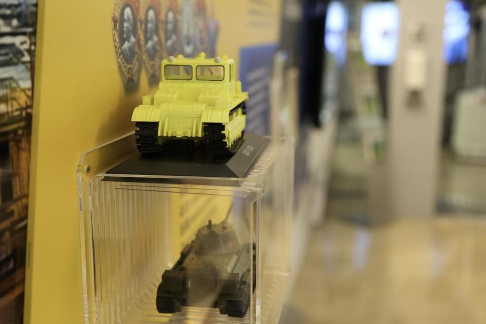 Танки, золото, робот Федор: что привезли на выставку Челябинской области в Совет Федерации 1 Танки, золото, робот Федор: что привезли на выставку Челябинской области в Совет Федерации 1