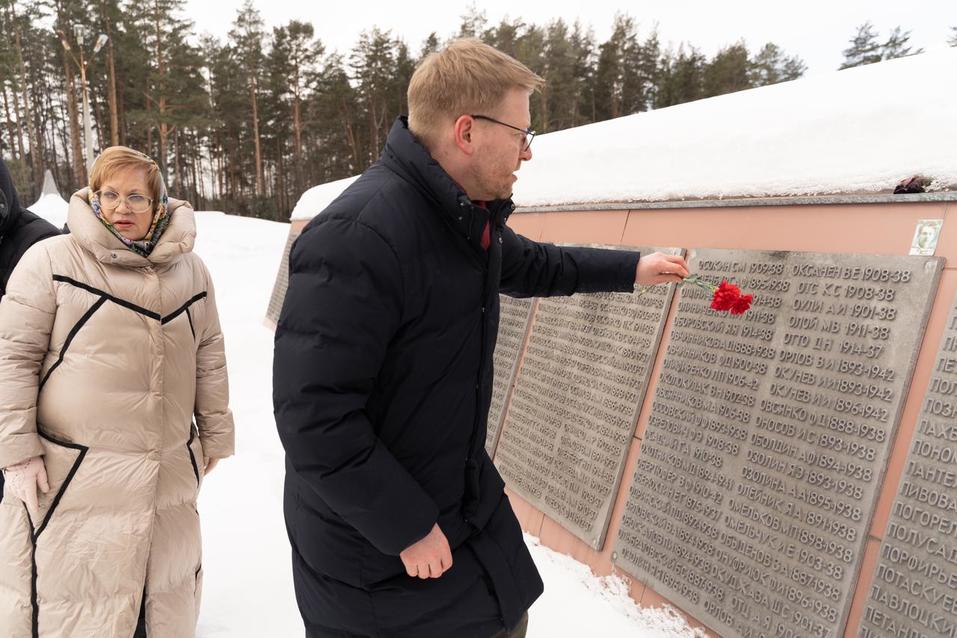 В Екатеринбурге Николай Рыбаков посетил мемориал в честь жертв политических репрессий и возложил цветы В Екатеринбурге Николай Рыбаков посетил мемориал в честь жертв политических репрессий и возложил цветы