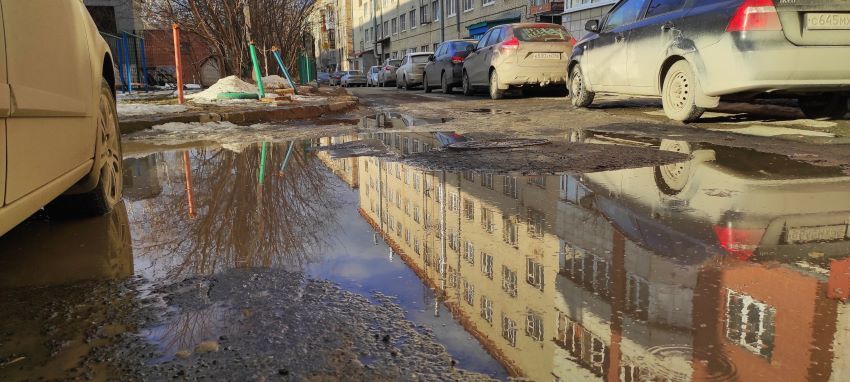 Автомобили во дворе Автомобили во дворе