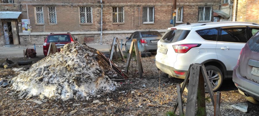 Машины во дворах Машины во дворах