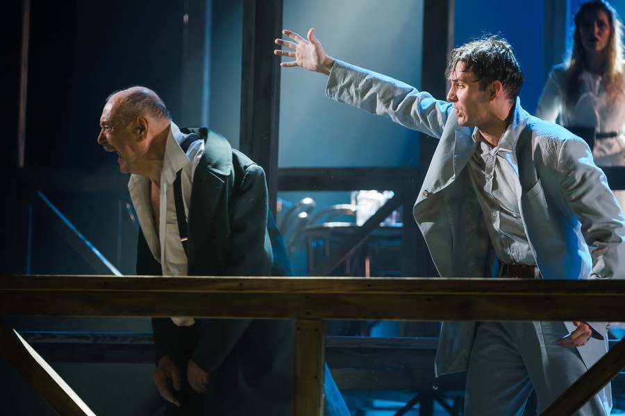 Все по Чехову: в театре Пушкина поставили спектакль «Без названия» о любви и деньгах 3 Все по Чехову: в театре Пушкина поставили спектакль «Без названия» о любви и деньгах 3