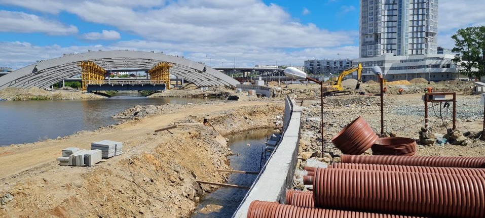 Успеть за три месяца: набережная реки Миасс напротив цирка все еще готова лишь наполовину 1 Успеть за три месяца: набережная реки Миасс напротив цирка все еще готова лишь наполовину 1