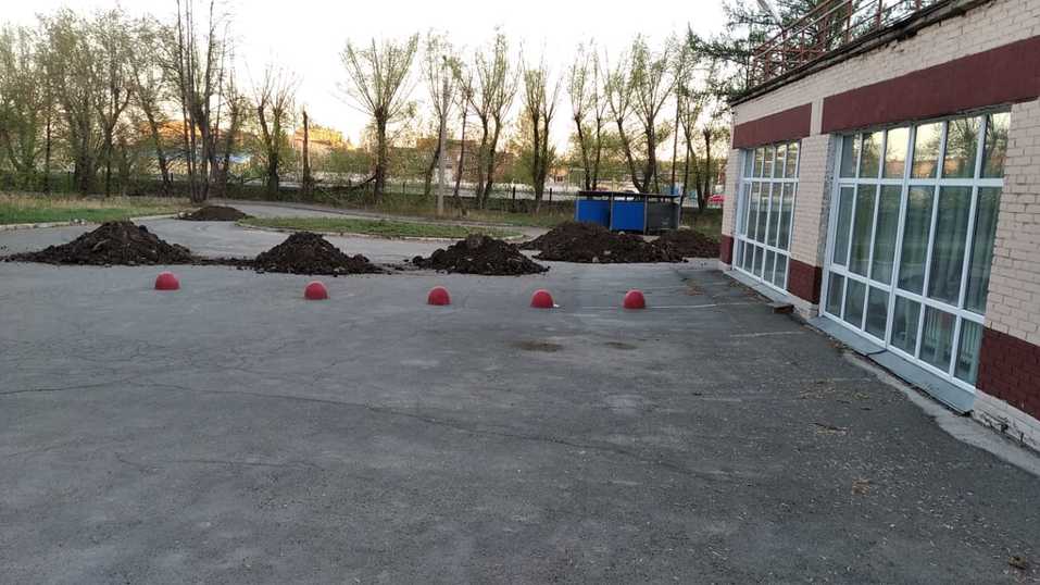 В Челябинске перекрыли бетонными блоками дорогу к элитному пансионату для престарелых 1 В Челябинске перекрыли бетонными блоками дорогу к элитному пансионату для престарелых 1