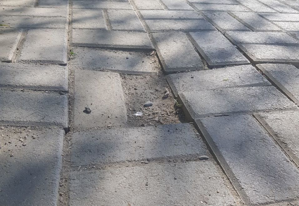 Плитка треснула и повсюд строительный мусор: челябинский сквер после благоустройства 4 Плитка треснула и повсюд строительный мусор: челябинский сквер после благоустройства 4