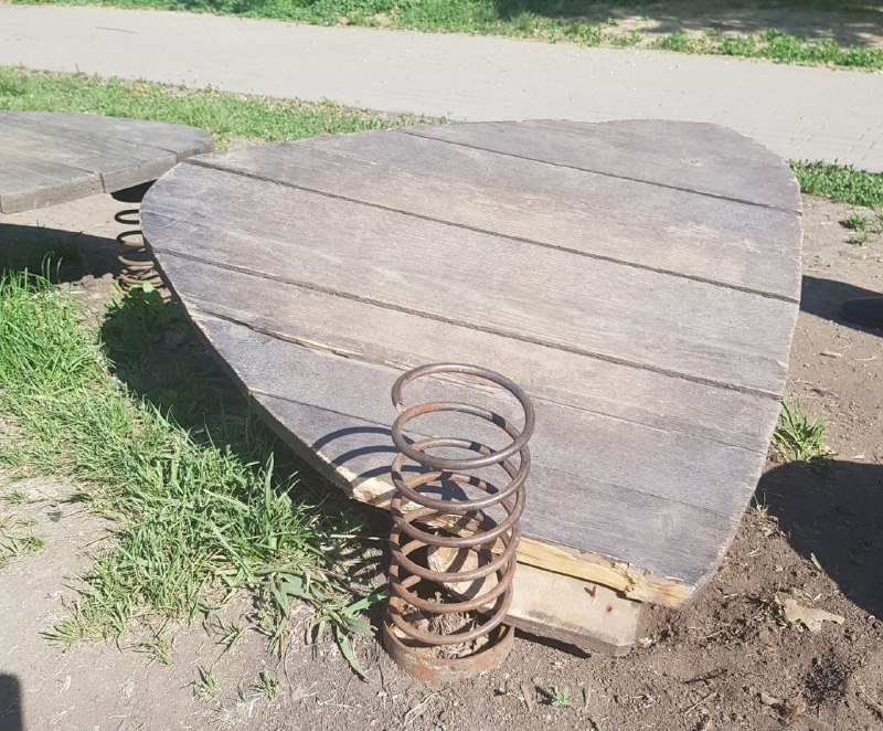 Плитка треснула и повсюд строительный мусор: челябинский сквер после благоустройства 2 Плитка треснула и повсюд строительный мусор: челябинский сквер после благоустройства 2