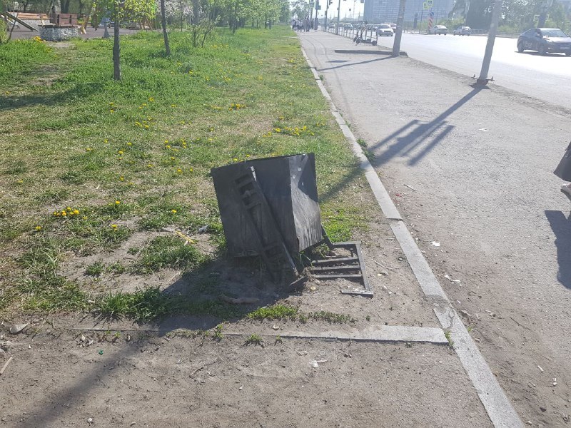 Плитка треснула и повсюд строительный мусор: челябинский сквер после благоустройства 3 Плитка треснула и повсюд строительный мусор: челябинский сквер после благоустройства 3