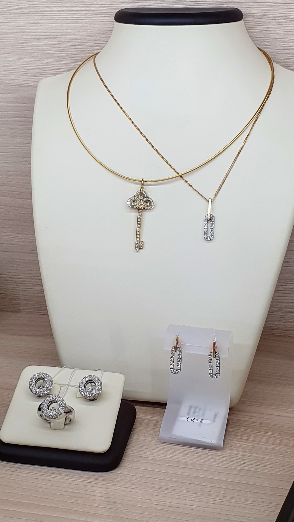 Куда пристроить крутые, но ненужные вещи? Три варианта от стилиста 2 Куда пристроить крутые, но ненужные вещи? Три варианта от стилиста 2