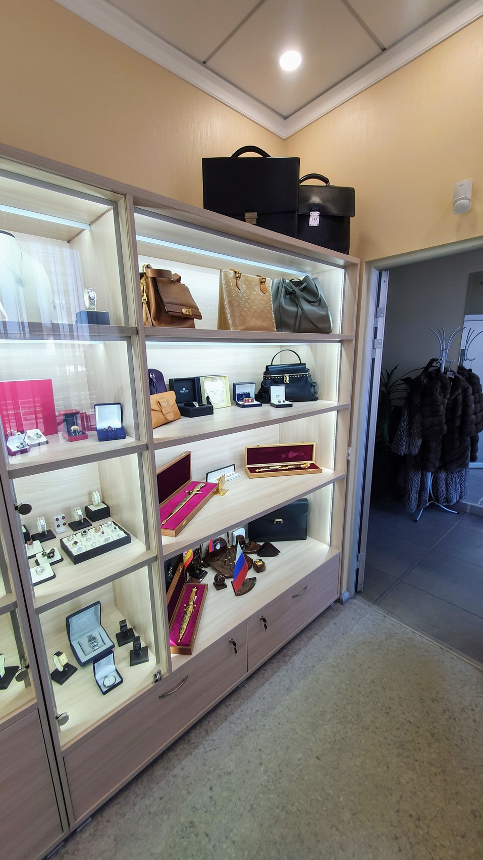 Куда пристроить крутые, но ненужные вещи? Три варианта от стилиста 4 Куда пристроить крутые, но ненужные вещи? Три варианта от стилиста 4