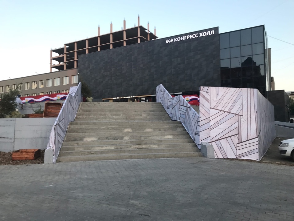 Возле челябинского Центра международной торговли за ночь выросли ели 1 Возле челябинского Центра международной торговли за ночь выросли ели 1