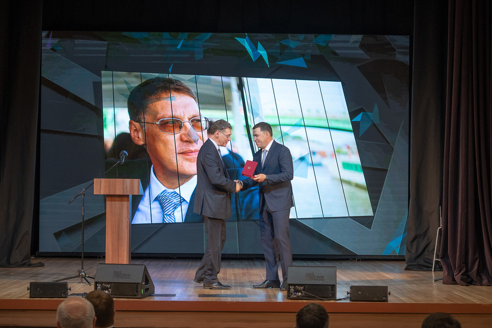 Вручение знака отличия и звания Заслуженный предприниматель Свердловской области Вручение знака отличия и звания Заслуженный предприниматель Свердловской области