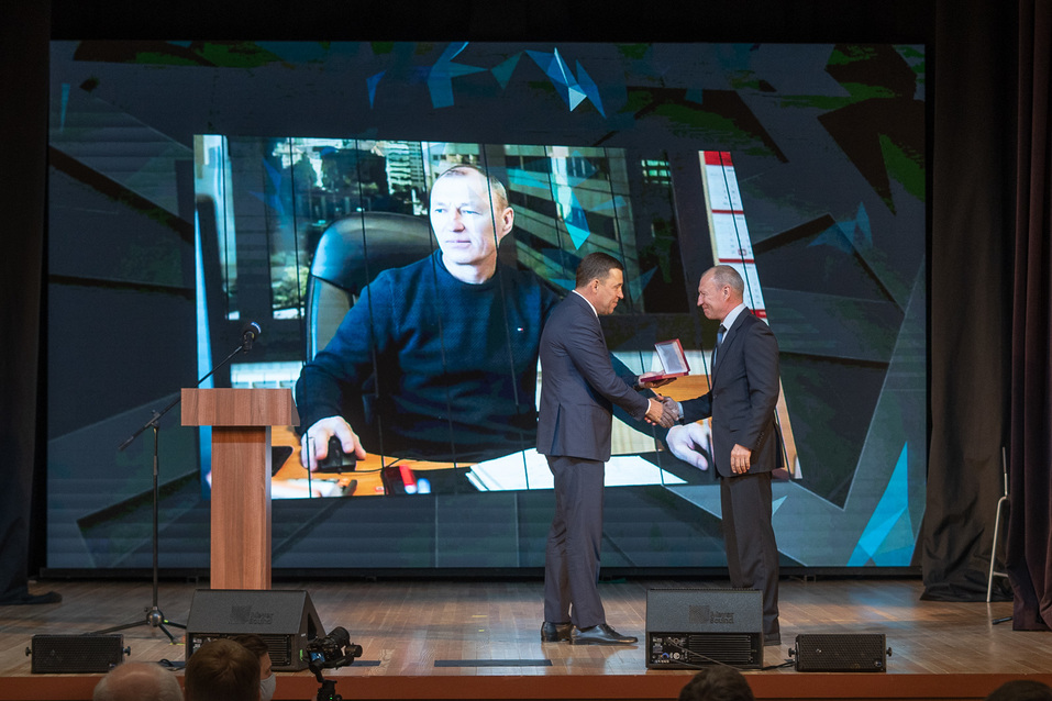 Вручение знака отличия и звания Заслуженный предприниматель Свердловской области Вручение знака отличия и звания Заслуженный предприниматель Свердловской области