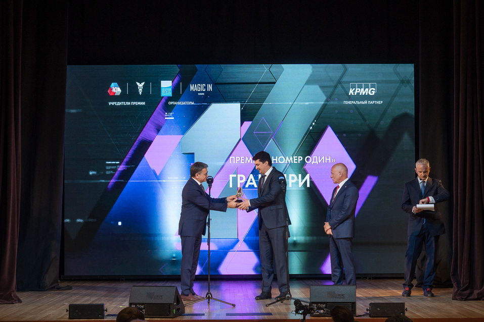 Гран-при Михаилу Вахрушеву вручили вице-президент СОСПП Михаил Черепанов и глава УТПП Андрей Беседин. Гран-при Михаилу Вахрушеву вручили вице-президент СОСПП Михаил Черепанов и глава УТПП Андрей Беседин.