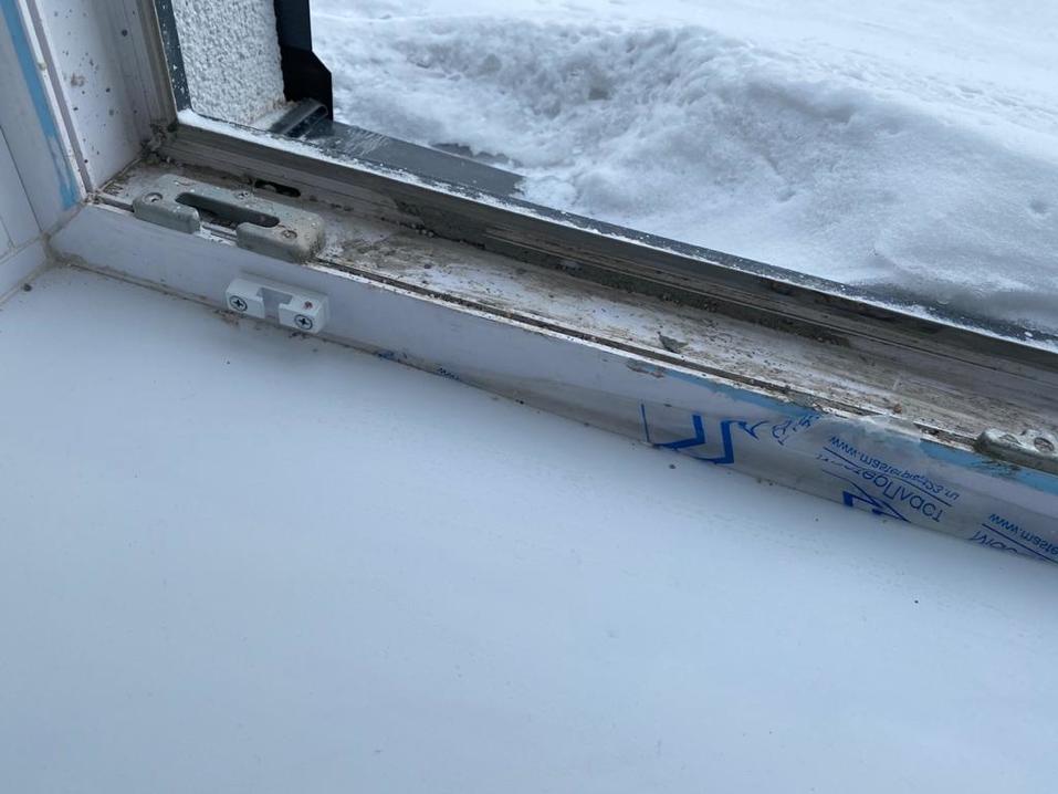 Цемент намертво въедается в пластиковый профиль Цемент намертво въедается в пластиковый профиль