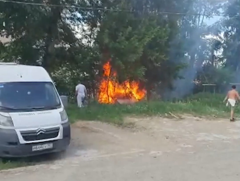 Пожар в Кольцово. Фото: E1 Пожар в Кольцово. Фото: E1