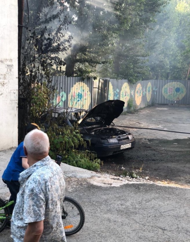 Пожар на улице Некрасова. Фото: Е1 Пожар на улице Некрасова. Фото: Е1