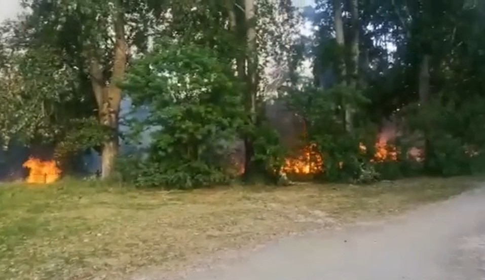 Пожар в Октябрьском районе. Фото: Е1 Пожар в Октябрьском районе. Фото: Е1